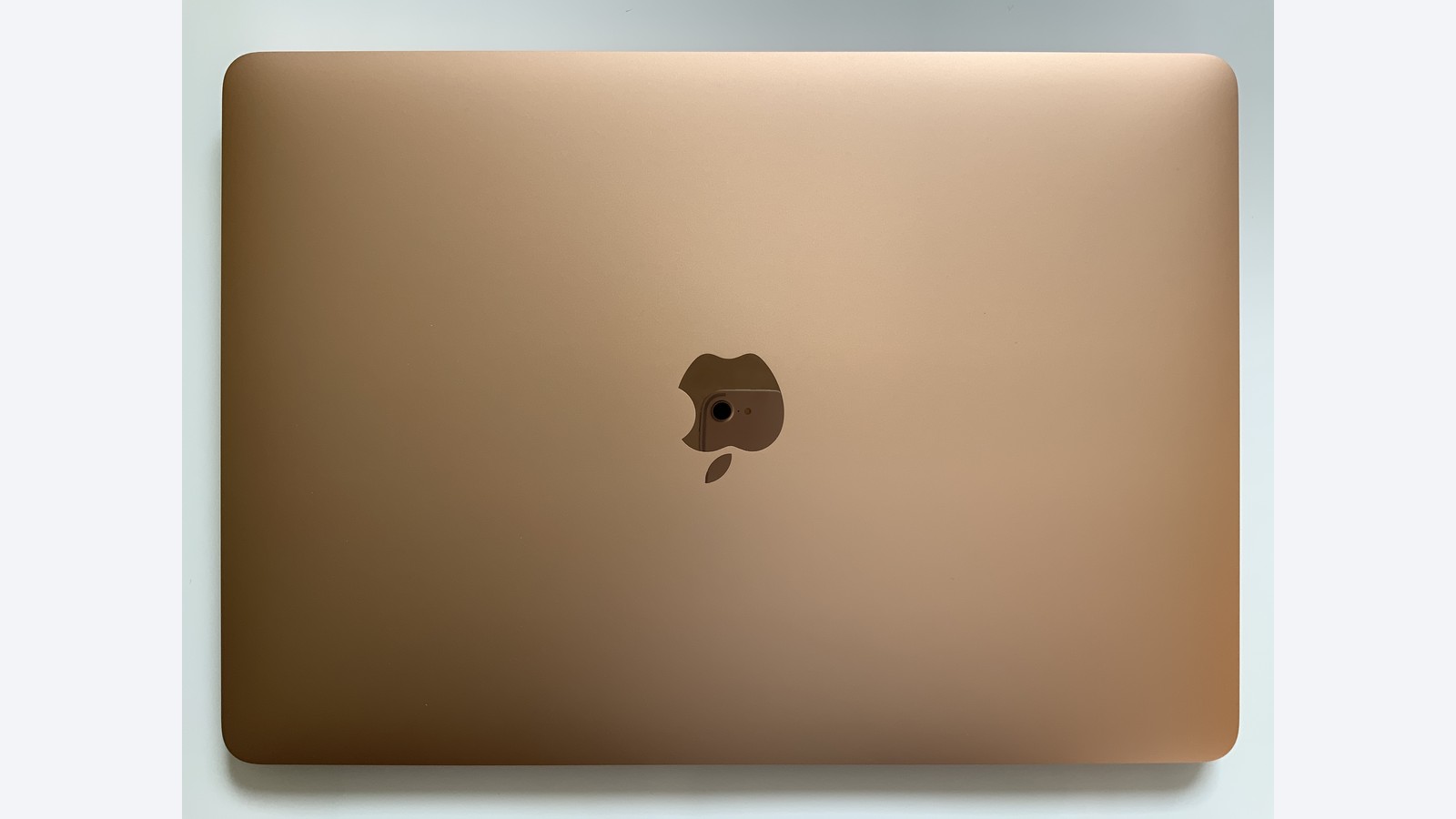 책상 위에 놓인 Apple MacBook 노트북