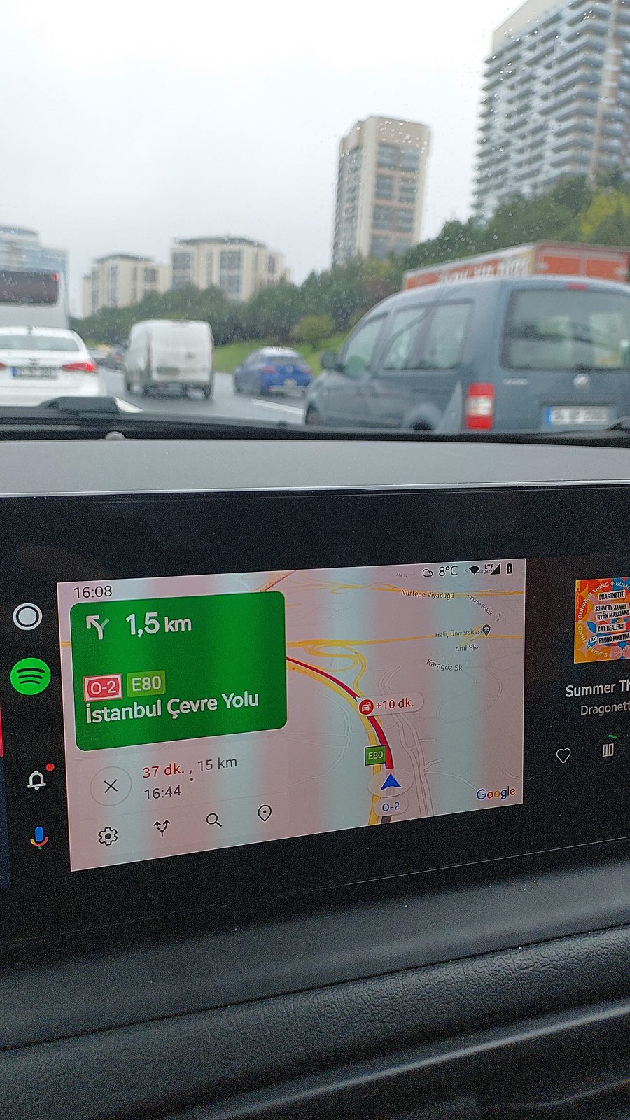 차량 화면에 표시된 Android Auto 지도