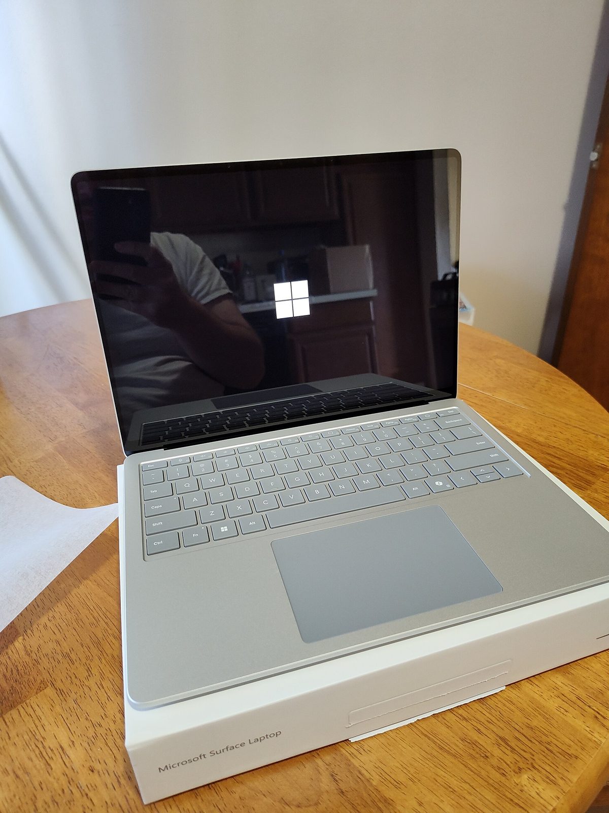 책상 위 Microsoft Surface Laptop