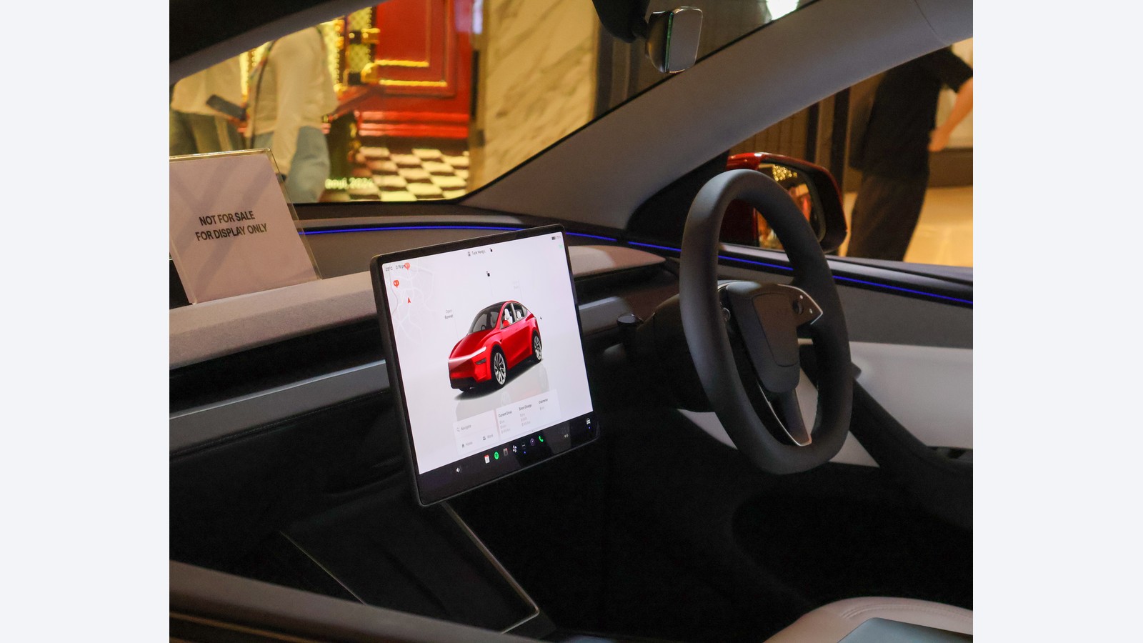 2025년 촬영된 Tesla Model Y 전시 차량의 실내와 중앙 화면