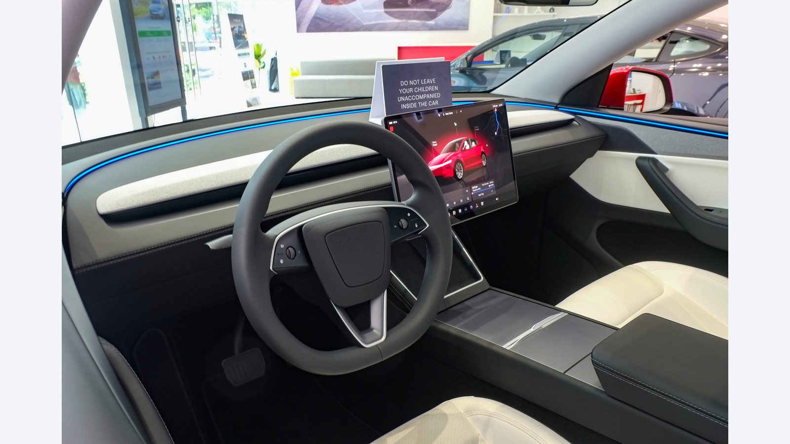 2025 Tesla Model Y 중앙 화면과 조작 영역